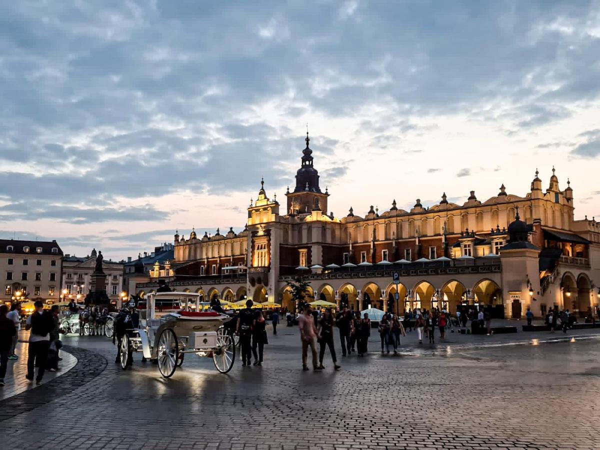 Hotel H12**** Krakow Bagian luar foto