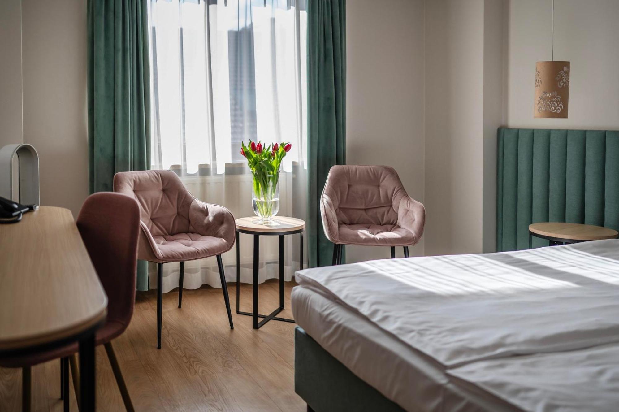 Hotel H12**** Krakow Bagian luar foto