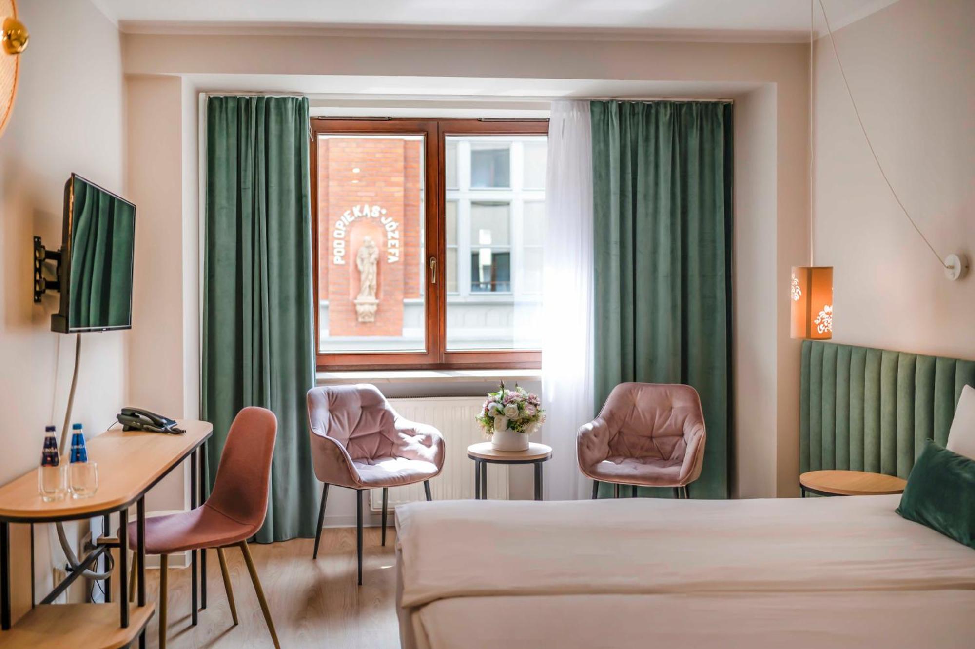 Hotel H12**** Krakow Bagian luar foto