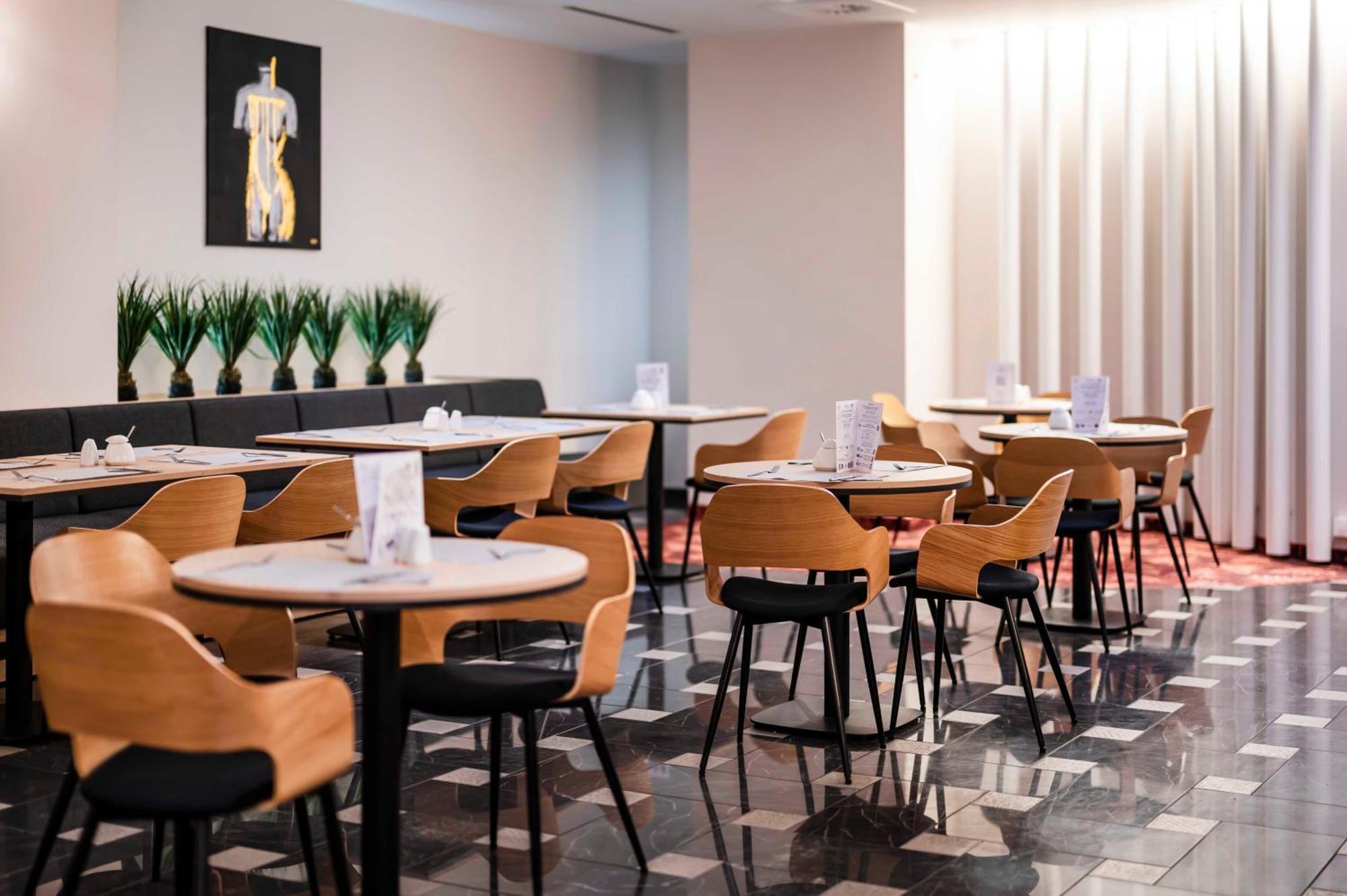 Hotel H12**** Krakow Bagian luar foto